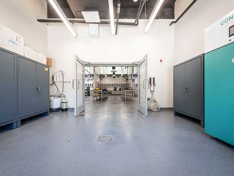 a storage space in a bay entrance opening up into a wet-dry lab